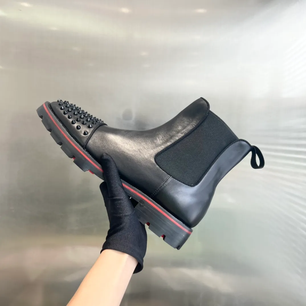 👟👟Ex-factory price 880👟👟 ╔Black cowhide boots with tire soles and front toe nails╗ ·Top version customization·²⁰²²𝐬𝐬 𝑪𝒉𝒓𝒊𝒔𝒕𝒊𝒂𝒏 𝑳𝒐𝒖𝒃𝒐𝒖𝒕𝒊𝒏 ▪️No matter the last shape, fabric, diamonds, nails, lining, outsole, they are as close as possible to ZP... ▪️The original sole is specially provided by the original factory ▪️The lining is imported water-dyed cowhide ▪️Private customization time is about 3-7 days —————— Size: Men's 38M-47M